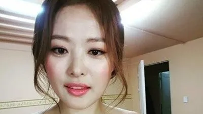 심진화, 핫핑크 오프숄더 입고 매끈한 어깨라인 뽐낸 인증샷 보니?