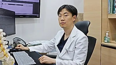 여름휴가철 장시간 운전 중 발생한 목통증, 목디스크 주의해야