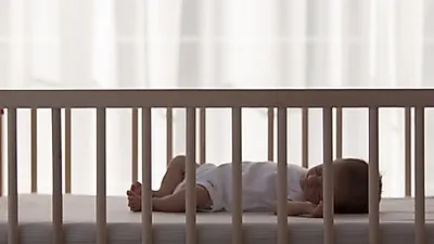 생후 4개월 이상된 아이, 부모와 따로 자야 숙면 가능