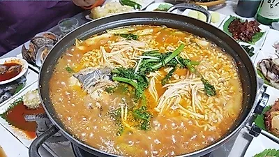 여수 맛집 '돌산용궁횟집' 식도락 코스...넉넉한 상차림에 제철 활어회 싱싱함까지