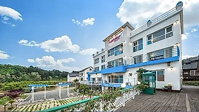 강원도 설악산 늦가을여행 숙박은 깔끔한 시설의 양양 스파 펜션 '몬띠마르'에서