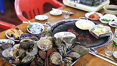 낭만과 추억이 깃든 겨울바다, 식도락은 대천 맛집 '왕건조개타운'