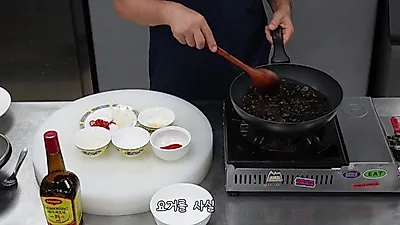 말린 목이버섯 한 줌, 불리면 양이 두 배 이상 늘어나는 이유
