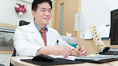 척추관협착증으로 인한 허리통증, 하나의 내시경으로 치료