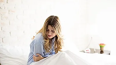 여성에게 자주 나타나는 '오른쪽 아랫배 통증', 원인은?..복통 부위별 원인