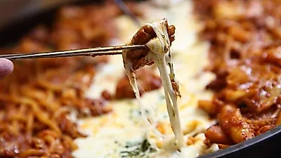 사계절 내내 구애받지 않고 남녀노소 즐길 수 있는 강릉 맛집 '솔올통나무집닭갈비'