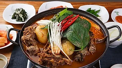 집에서 쉽게 만들 수 있는 돼지등뼈 감자탕 만드는 법