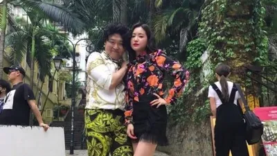 M/V촬영장 속 '얼큰샷?'...싸이 흠뻑쇼 앞두고 앞서 화려한 무늬 바지 입고