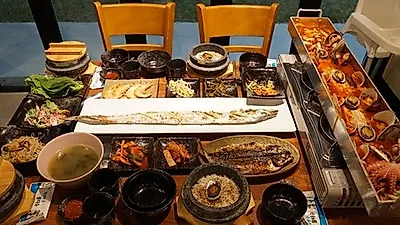 제주 중문 맛집 '형제도식당' 갈치조림세트와 흑돼지구이를 한상에 먹고 소주음료까지 무한리필
