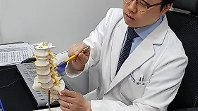 오래 앉는 자세가 불편하고 허리가 아프다면, 허리디스크 의심해야