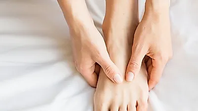 [통풍에좋은음식] 엄지발가락에서 통풍 초기증상 시작됐다면? 꼭 알아야 할 통풍에 좋은 음식