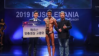 머슬마니아 in 부산, 시상하는 해리슨테일러 황순재 대표