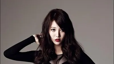 유라, 섹시미 돋보이는 망사 스타킹... "男心 흔들"