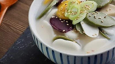감칠맛 돋우는 '소고기 떡국 끓이는법' 황금 레시피! 누구나 손쉽게 만들 수 있는 설 음식, 떡국 끓이는법은?