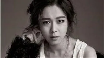 주먹쥐고 뱃고동 경수진, 화보 속 모습 아찔 쇄골라인 뽐내 '이 정도였다니...'