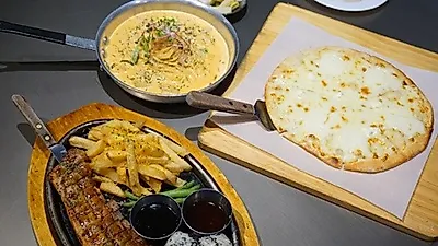 홍대 연남동 맛집 홉스피제리아'에서 홉스 히트 세트로 스테이크와 피자를 동시에 즐길 수 있어