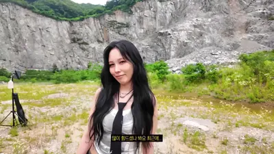 Kwon Jin-ah muestra un lado inesperado con espíritu rockero... Se revela el detrás de escena de su nuevo álbum 'SAVE ME'