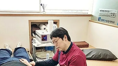 누운 자세로 사용하는 스마트폰 습관, 팔꿈치통증 가능성 높아
