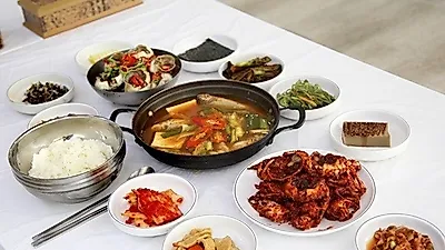 식도락에 건강을 담는다...간장게장·양념게장 '별미' 여수 맛집 '거북이식당'