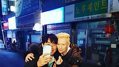 [스타☆톡] '나 혼자 산다' 이시언, 틸다 스윈튼과 광고 촬영…인스타그램 셀카 화제