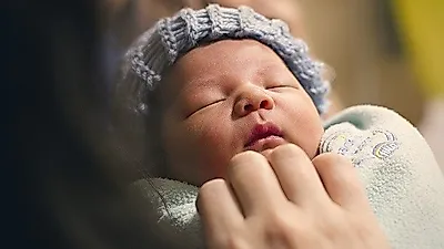조기 발견하여 시력저하 및 실명으로부터 보호할 수 있는 '신생아 눈 검사'
