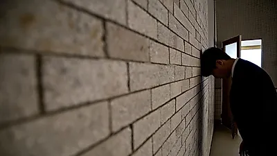 불안 초조함을 느끼는 공황장애 조기치료가 필요하다