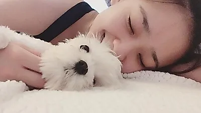 손연재, 침대 위 반려견과 다정다감 "운동 힘들지만 두부보면 행복"