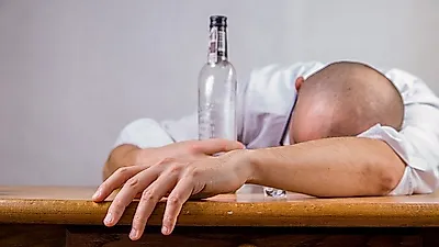 과음으로 생긴 고통스러운 숙취…숙취해소음료보다 좋은 숙취해소 음식들
