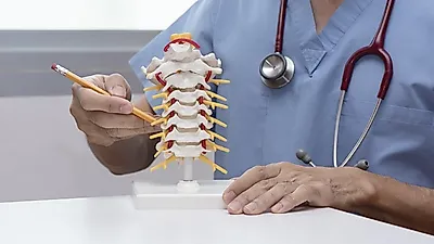 목디스크 초기 증상 느껴진다면 목디스크치료방법 필수
