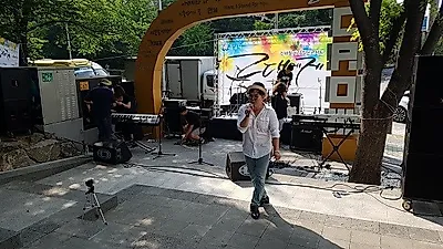 전설 교수, 신해철 추모공연 재능기부 MC로 활약 