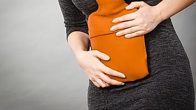 [생리통 심할 때] 콕콕 괴로운 통증…생리통 심할 때 자세와 대처법은?