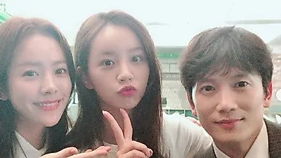 지성 아내 이보영 어디에? 인스타그램 사진 배우 한지민과 혜리까지..미모의 여배우들 사이 '찰칵'