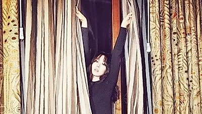 홍상수 김민희, 커튼 사이로 드러난 각선미 보니?...'아찔하네'
