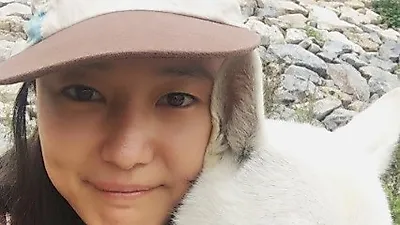 윤진서, 하얀 반려견과 얼굴 맞대고 환하게 웃으며 "팔월이랑 해변가에서"