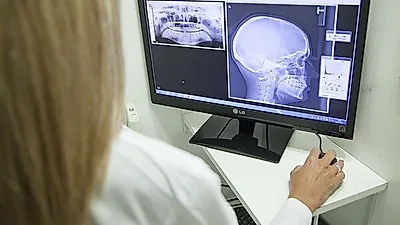 목디스크 증상  그냥 넘기면  똑바로 걸을 수 없어져…  간단한 자가진단법 소개