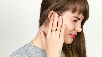 노화로 오해되는 청신경 종양 증상...한쪽 귀가 안 들리면 의심해봐야