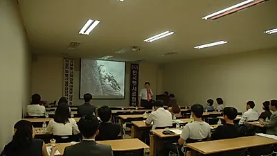 "인간과 반려동물"의 주제로 펫사료협회 회원들에게 강연하고 있는 김진오 교수