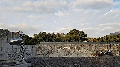속초 바우지움조각미술관, 전시 및 감각적인 정원으로 힐링 여행 제공