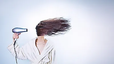 [영양푸드]  '털갈이 하는 동물처럼 머리가 빠져'…가르마가 비는  원인과 예방법 알고 실천하면  되돌리기 가능해
