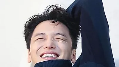 [스타☆톡] '미스터션샤인' 수염밀고 댄디해진 변요한 근황, 올해 나이 33 새로운 '남친짤' 갱신