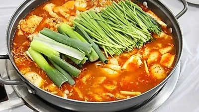 봄철 미식 여행, 가평 맛집 어때? '영양 만점' 토종닭 백숙에 '매콤 쫄깃' 닭볶음탕 식도락...'오리날다'