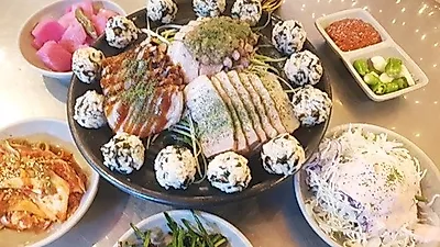 용산역 맛집 '엄찌아고', 특제마늘소스의 부드러운 보쌈 만날 수 있어