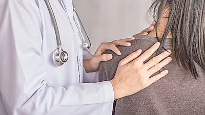 목디스크증상 뒷목 통증, 어깨저림 등… 목디스크치료법은?
