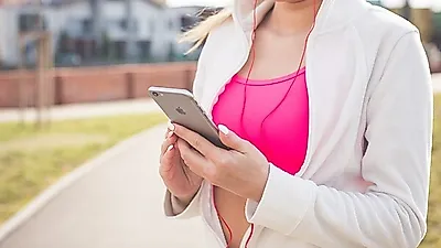 '분명 방금 충전했는데 방전?   사소한 습관이 스마트폰 배터리 수명↓…휴대폰 배터리 관리방법