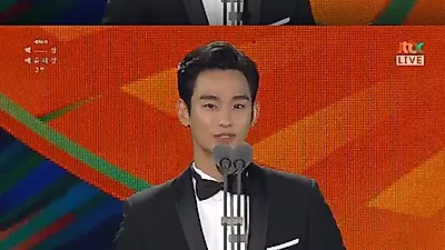 김수현, 서예지와 '2020 백상예술대상' 시상자 참여 '방부제 미모'