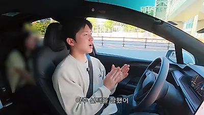 DOWOON de DAY6 experimenta el FSD de Tesla y comenta: "Tiene una personalidad tipo T que no…
