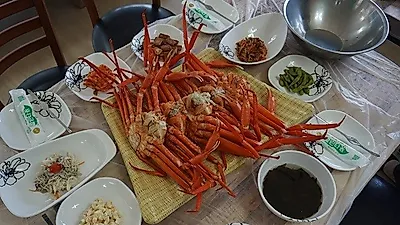 매일 새벽 출항하여 갓 잡아올린 홍게를 가장 저렴하게 즐길 수 있는 곳. 주문진 홍게 무한리필 '주문진홍게'
