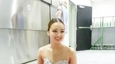 '강렬한 아빠다리'....손연재, 붉은색 시스루 입고 아찔 쇄골 자랑