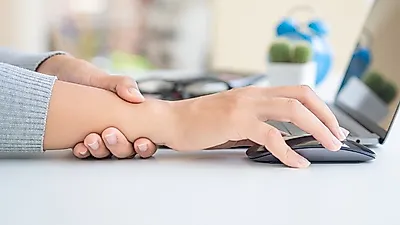 손목 통증 가져오는 '손목터널증후군' 원인·치료·예방법은?