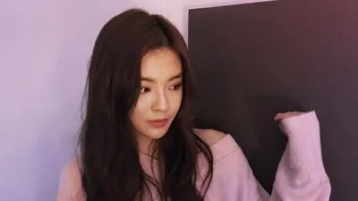 이선빈 분홍색 브이넥 입고 어깨 살짝…'너무 사랑스러워'